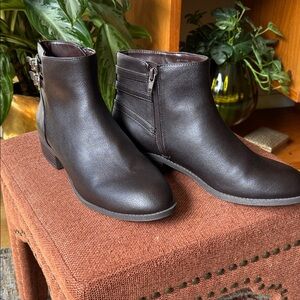 Women's CHOCOLATE BROWN  Ankle Booties with side zip. 1”heel. Very comfortable.